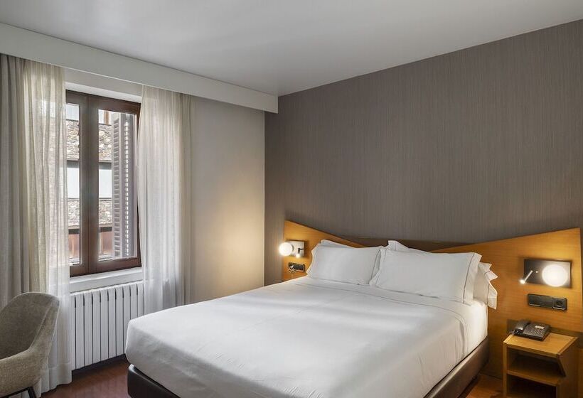 اتاق استاندارد, De L'isard