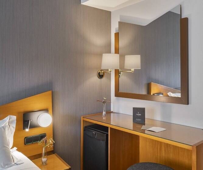 اتاق استاندارد, De L'isard