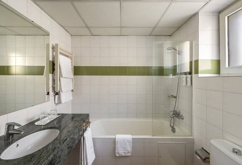 اتاق استاندارد سه نفره, De L'isard