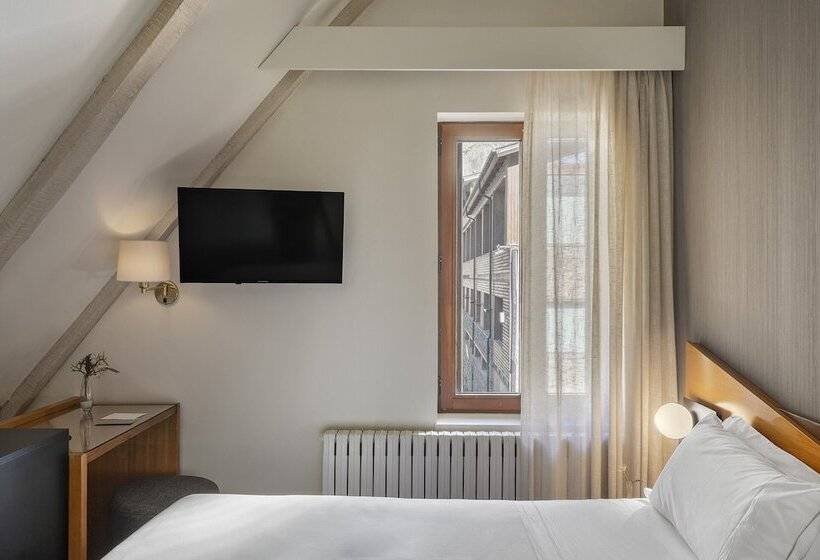 اتاق استاندارد سه نفره, De L'isard