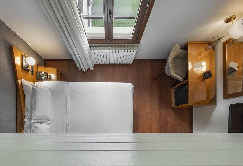 اتاق استاندارد سه نفره, De L'isard