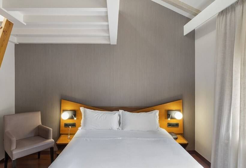 اتاق استاندارد سه نفره, De L'isard