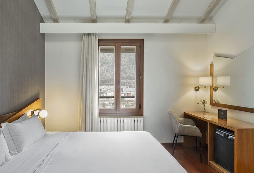 اتاق استاندارد سه نفره, De L'isard