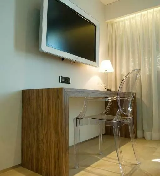 اتاق لوکس, Hassotel