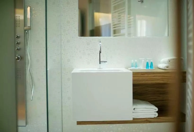 اتاق لوکس, Hassotel