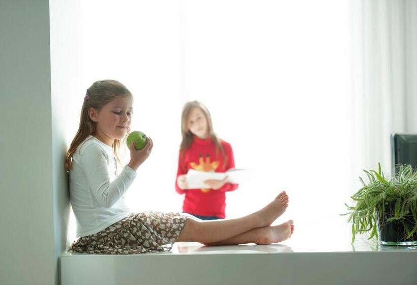 جناح دور أخير, Hassotel