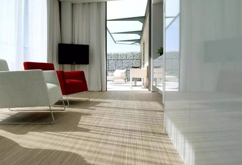 سوئیت پنت هاوس, Hassotel