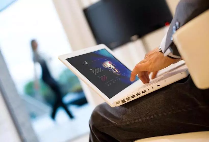 سوئیت پنت هاوس, Hassotel