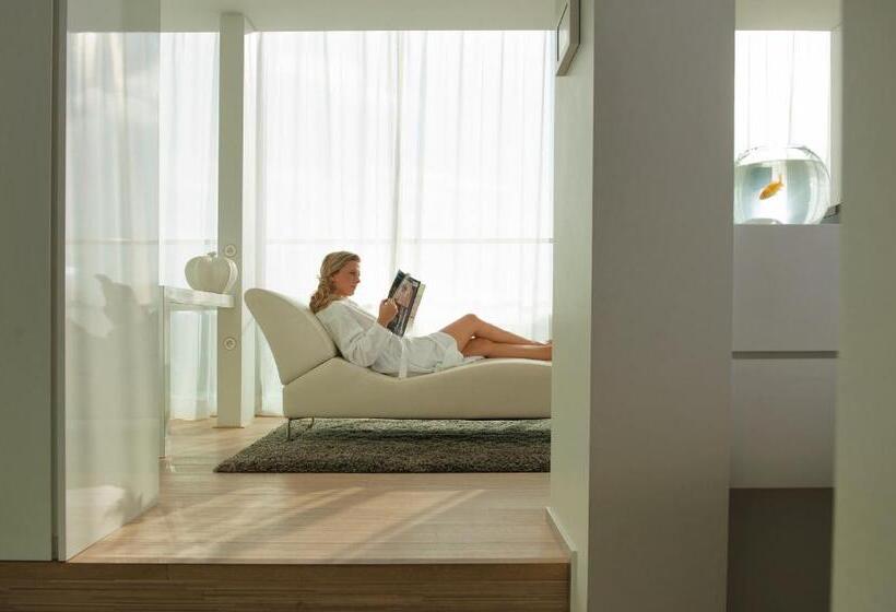 جناح دور أخير, Hassotel