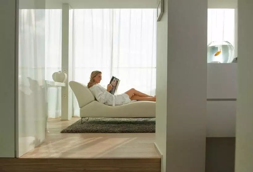 سوئیت پنت هاوس, Hassotel