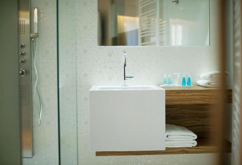 جناح ديلوكس, Hassotel