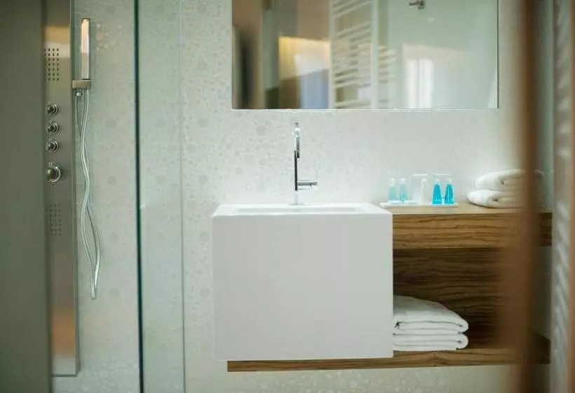 سوییت لوکس, Hassotel