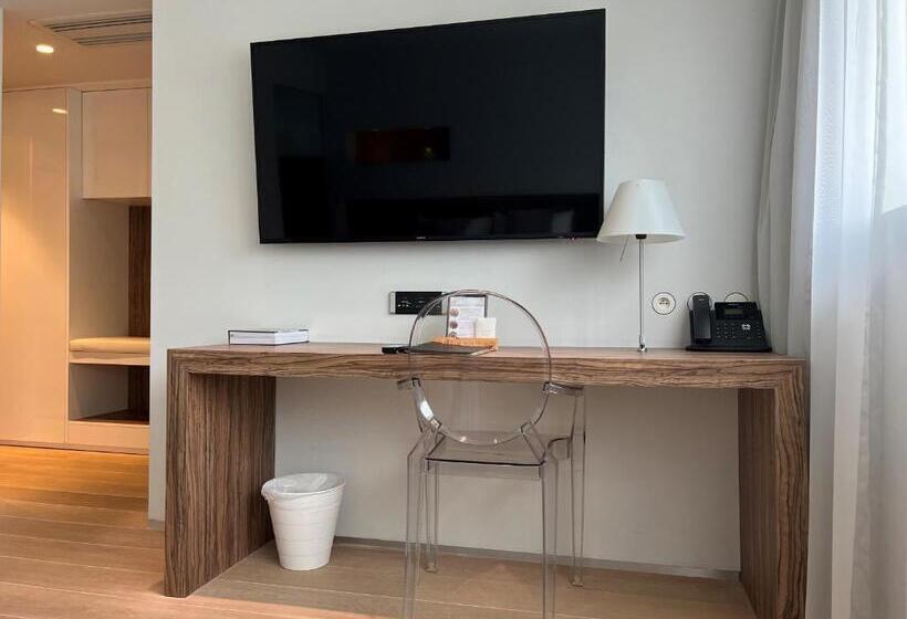 جناح ديلوكس, Hassotel