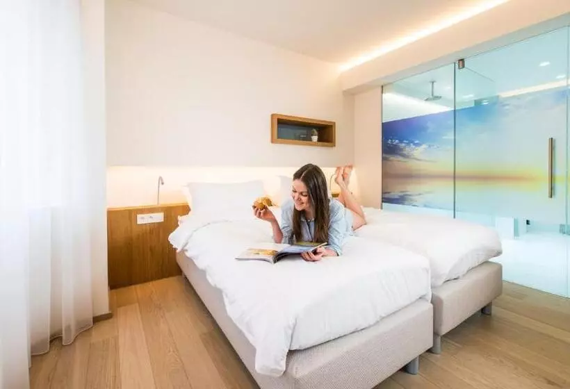 اتاق لوکس, Hassotel