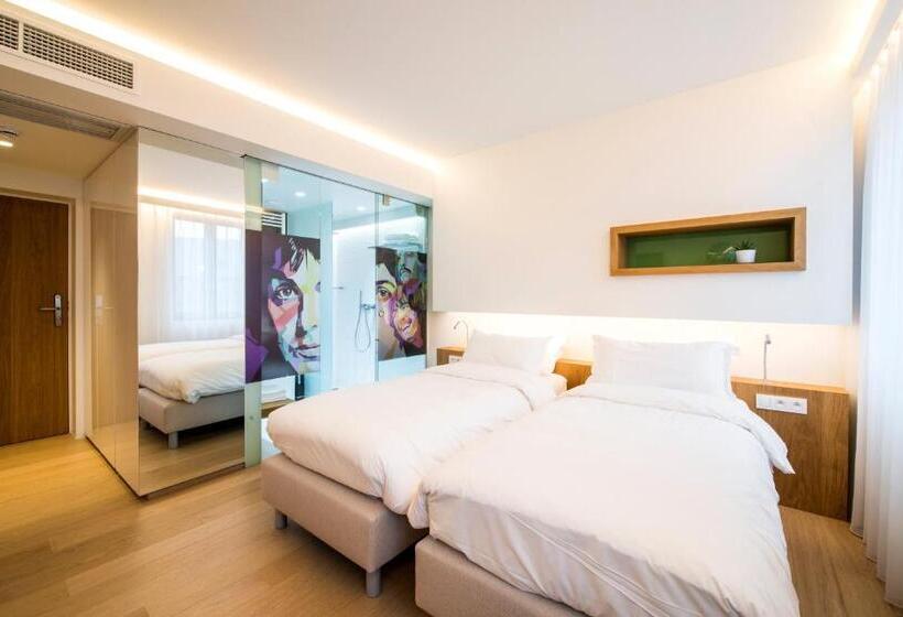 اتاق لوکس, Hassotel