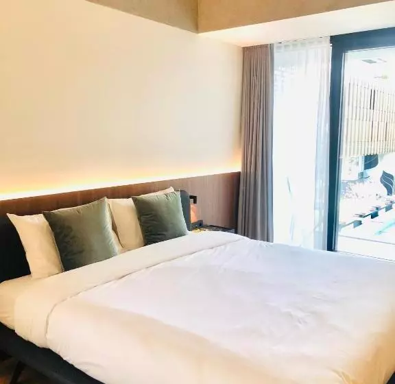 اتاق لوکس با بالکن, Hassotel