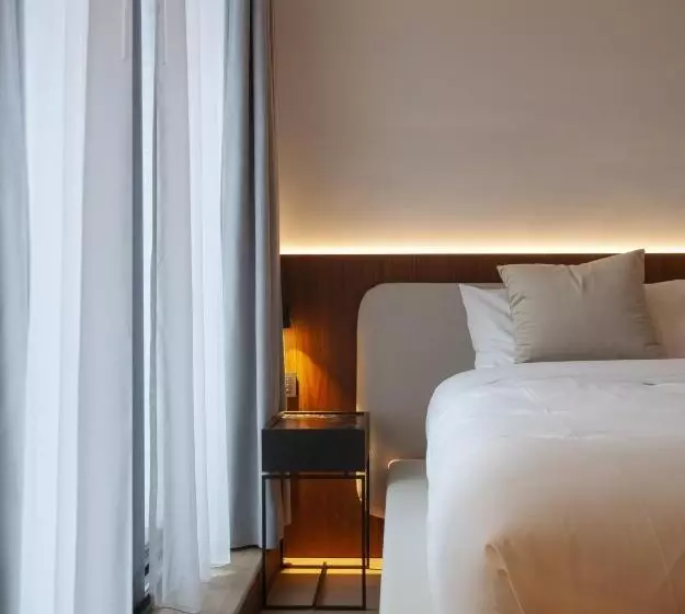اتاق لوکس با بالکن, Hassotel