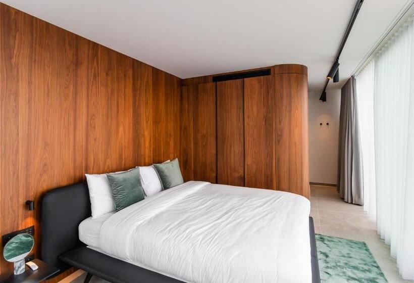 غرفة دور أخير, Hassotel