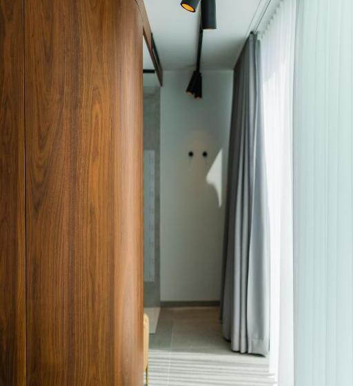 غرفة دور أخير, Hassotel