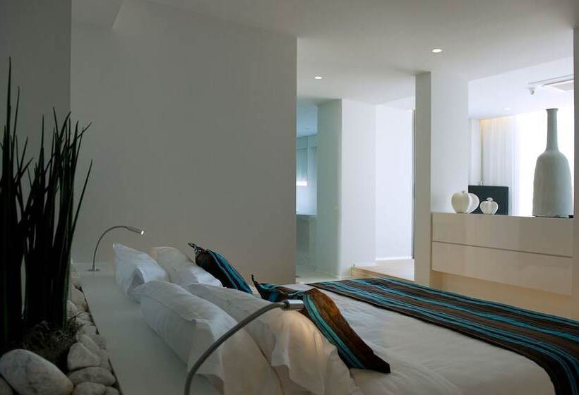غرفة دور أخير, Hassotel