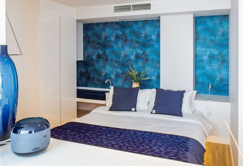 غرفة دور أخير, Hassotel