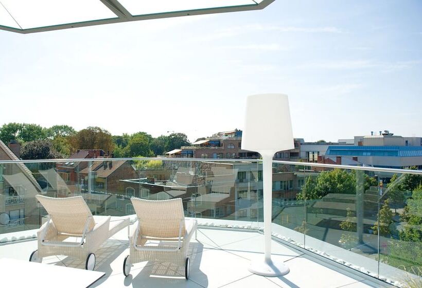 غرفة دور أخير, Hassotel