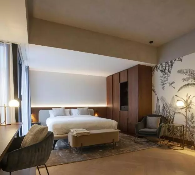 اتاق لوکس با بالکن, Hassotel