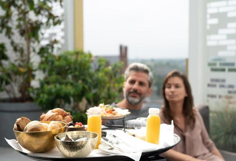 غرفة دور أخير, Hassotel