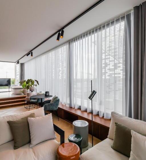 غرفة دور أخير, Hassotel
