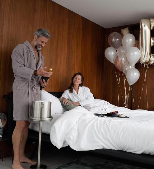 غرفة دور أخير, Hassotel