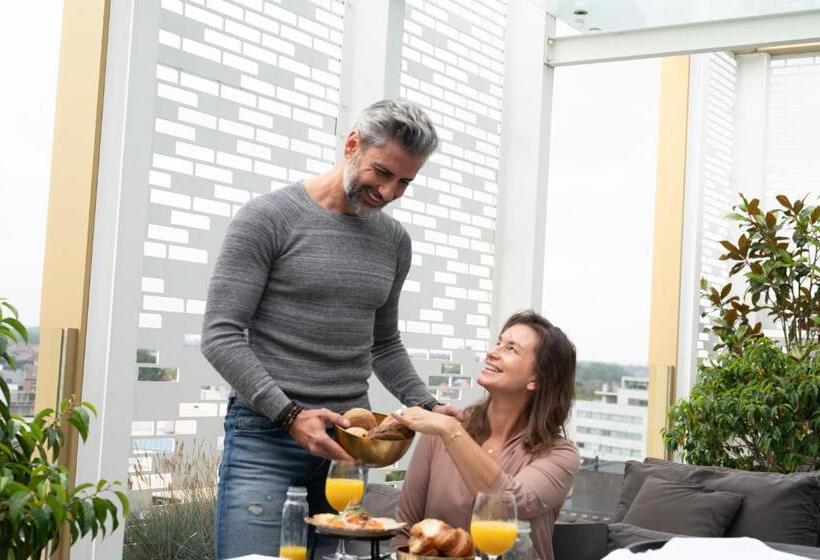 غرفة دور أخير, Hassotel