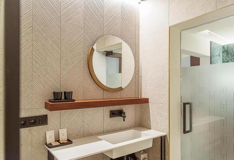 إستوديو قياسى, Hassotel