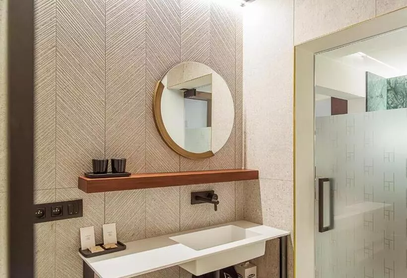 استودیوی استاندارد, Hassotel