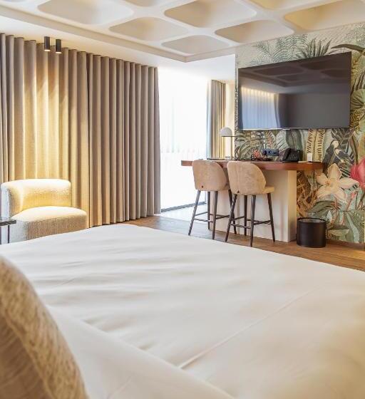 استودیوی استاندارد, Hassotel