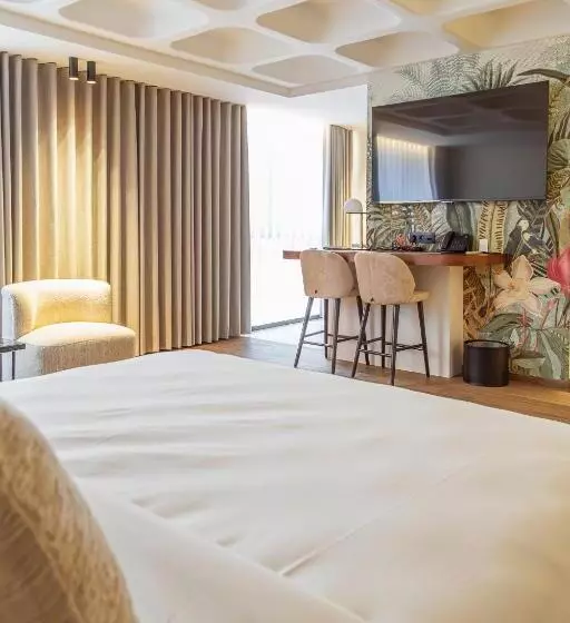 استودیوی استاندارد, Hassotel