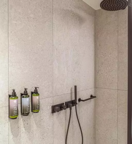استودیوی استاندارد, Hassotel