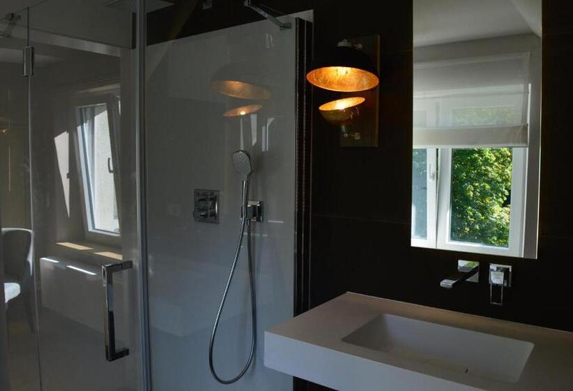 غرفة كومفورت, La Heid Des Pairs