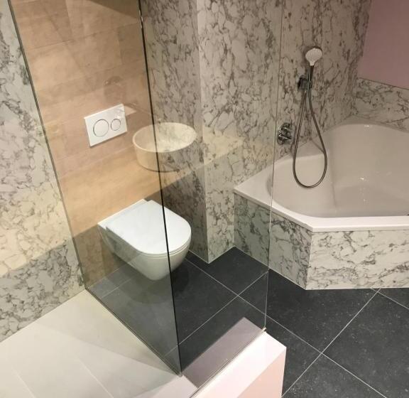 غرفة ديلوكس, La Heid Des Pairs