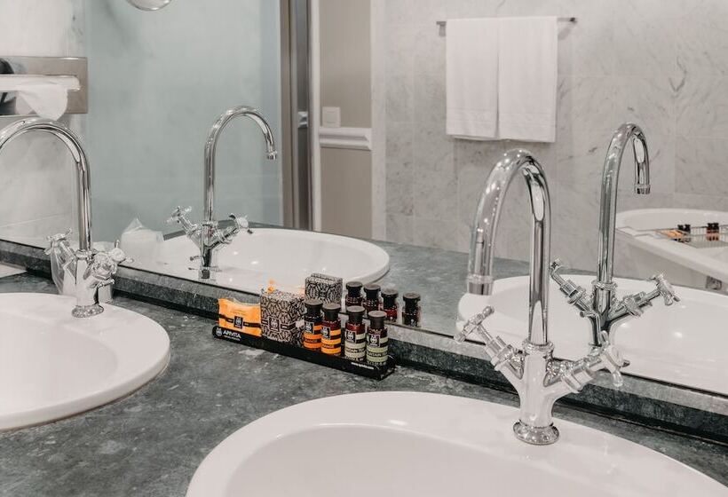 Suite, Manos Premier