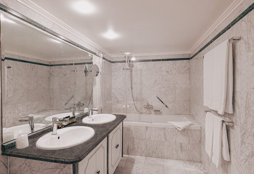 Suite, Manos Premier