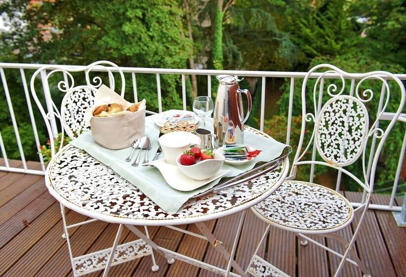 Suite, Manos Premier