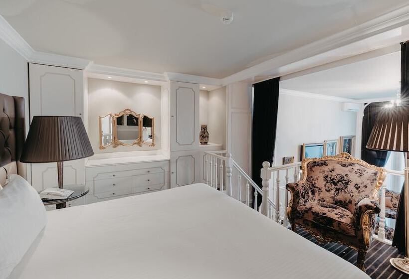 Suite, Manos Premier