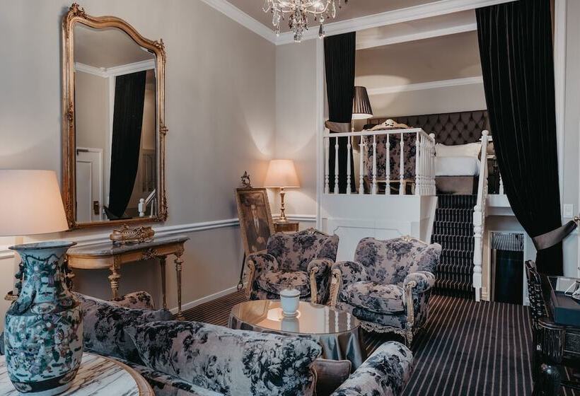 Suite, Manos Premier