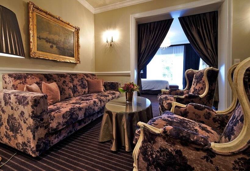 Suite, Manos Premier