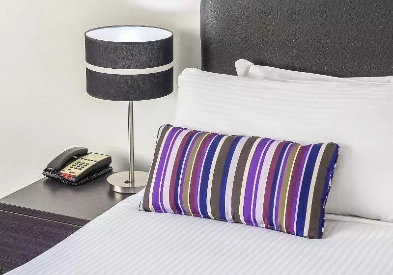 استودیوی استاندارد, Oaks Sydney Hyde Park Suites