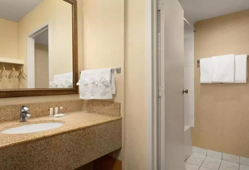 اتاق استاندارد, Days Inn By Wyndham Edmonton Downtown