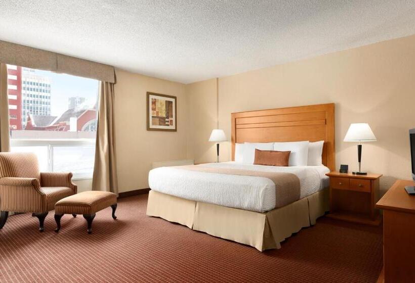 キングサイズベッドのスタンダードルーム, Days Inn By Wyndham Edmonton Downtown