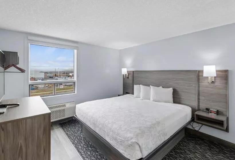 Deluxe Suite King Bed, Emerald Hotel & Suites Calgary Airport