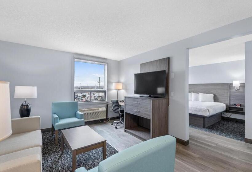 キングサイズベッドのデラックススイート, Emerald Hotel & Suites Calgary Airport