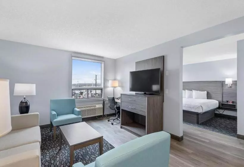 Deluxe Suite King Bed, Emerald Hotel & Suites Calgary Airport